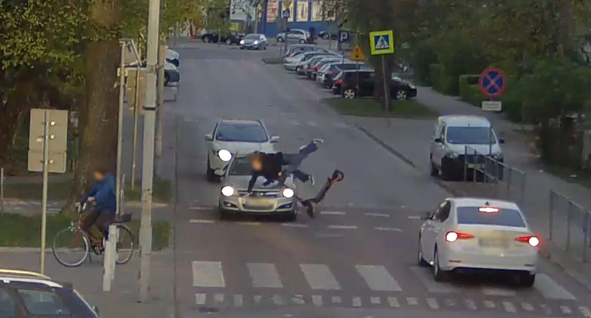 Dwie nastolatki na jednej hulajnodze z impetem uderzyły w samochód (film)