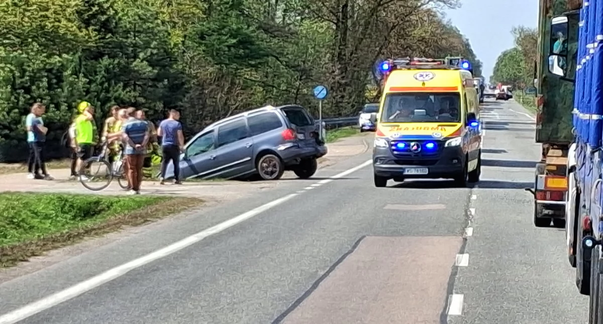 Wypadek na DK92 w Zbuczynie. Zderzenie auta osobowego z ciężarówką, droga zablokowana