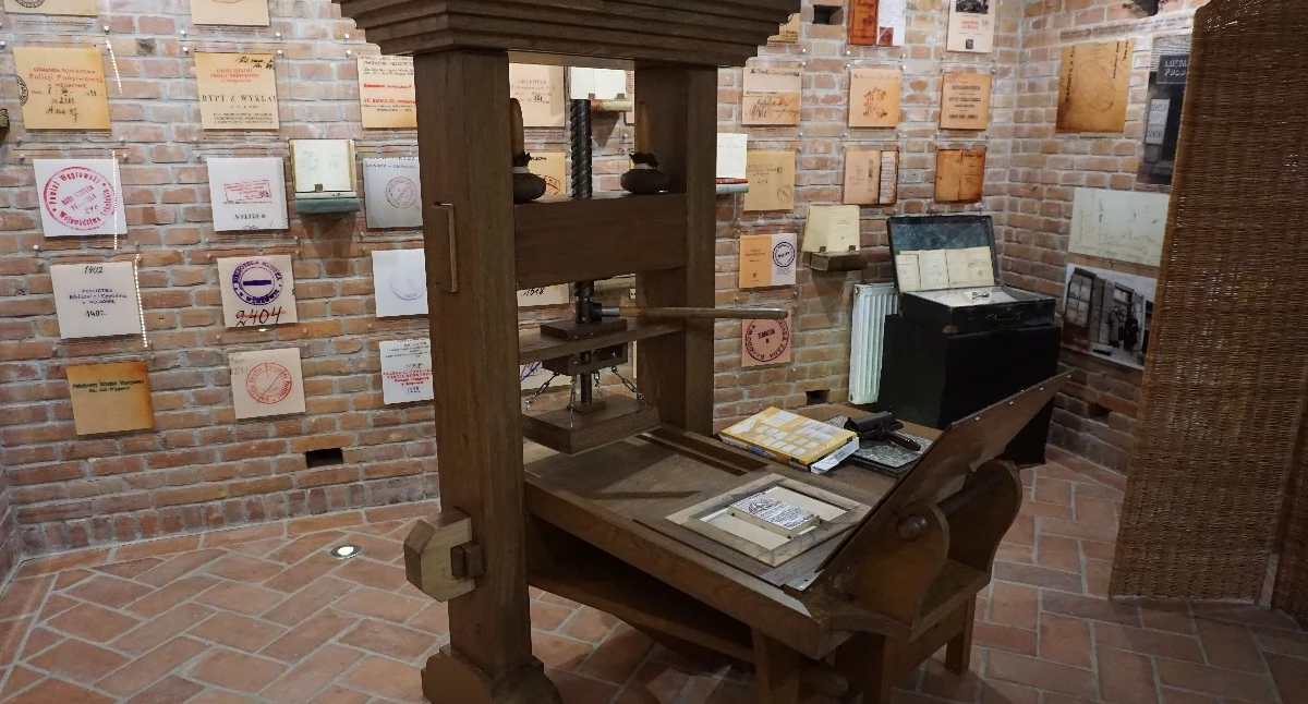 „Historia książki w Węgrowie”. Wystawa ze zrekonstruowaną maszyną drukarską Jana Gutenberga
