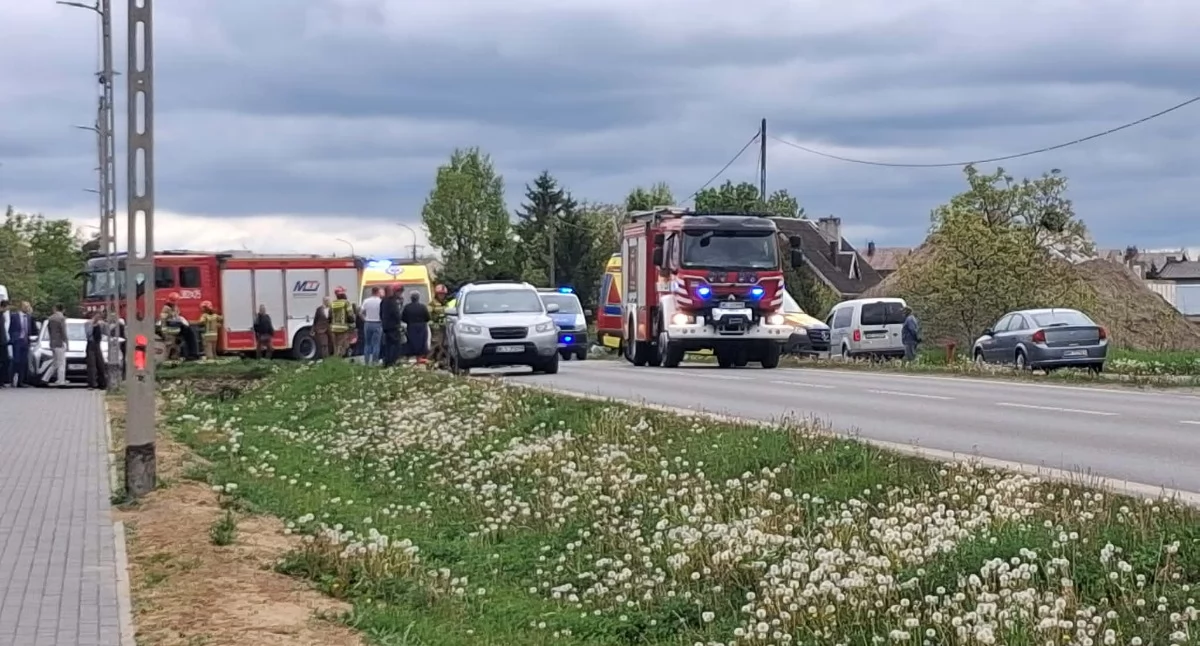 Zderzenie dwóch samochodów w Grabianowie. Droga jest zablokowana