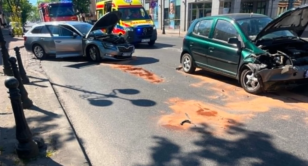 Zderzenie dwóch aut w Siedlcach na ul. Piłsudskiego. Jedna osoba w szpitalu