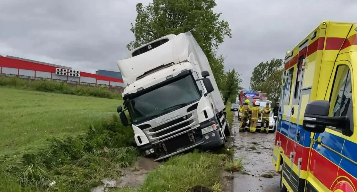 Pijany kierowca Scanii w rowie pod Siedlcami 