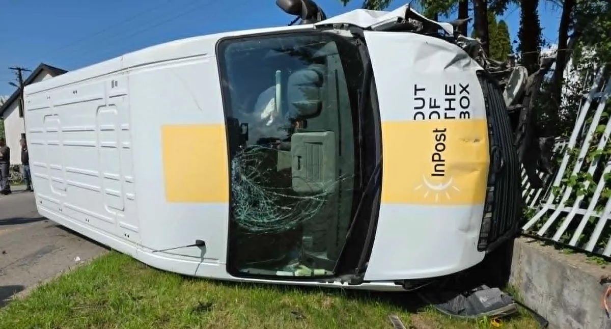 Wypadek w Ługach Wielkich - bus zderzył się z osobówką (zdjęcia)