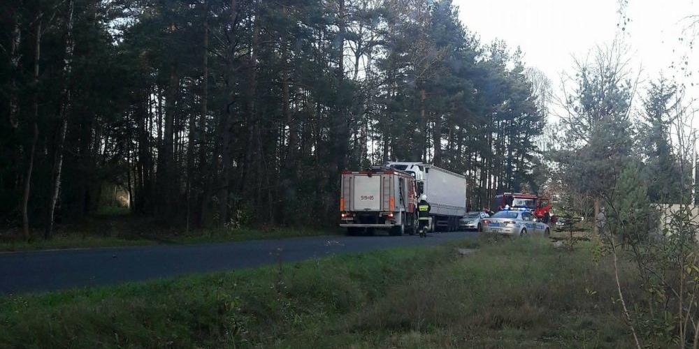 Uderzyła w zaparkowaną ciężarówkę