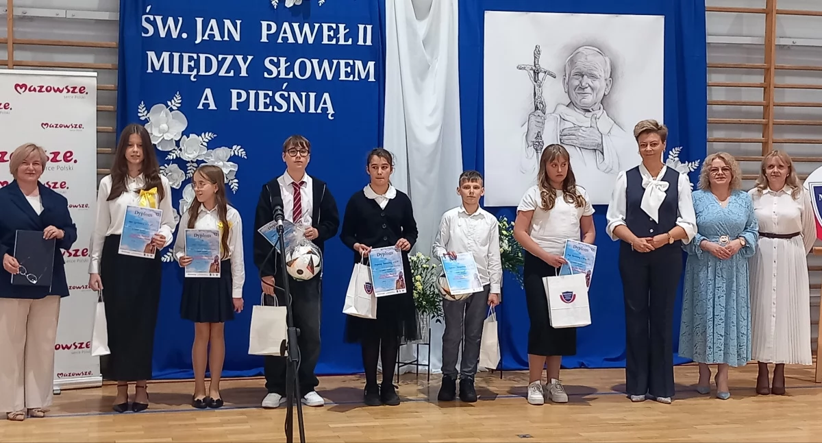 Mokobody uczciły pamięć Jana Pawła II. Były wzruszające recytacje, pieśni i papieskie kremówki