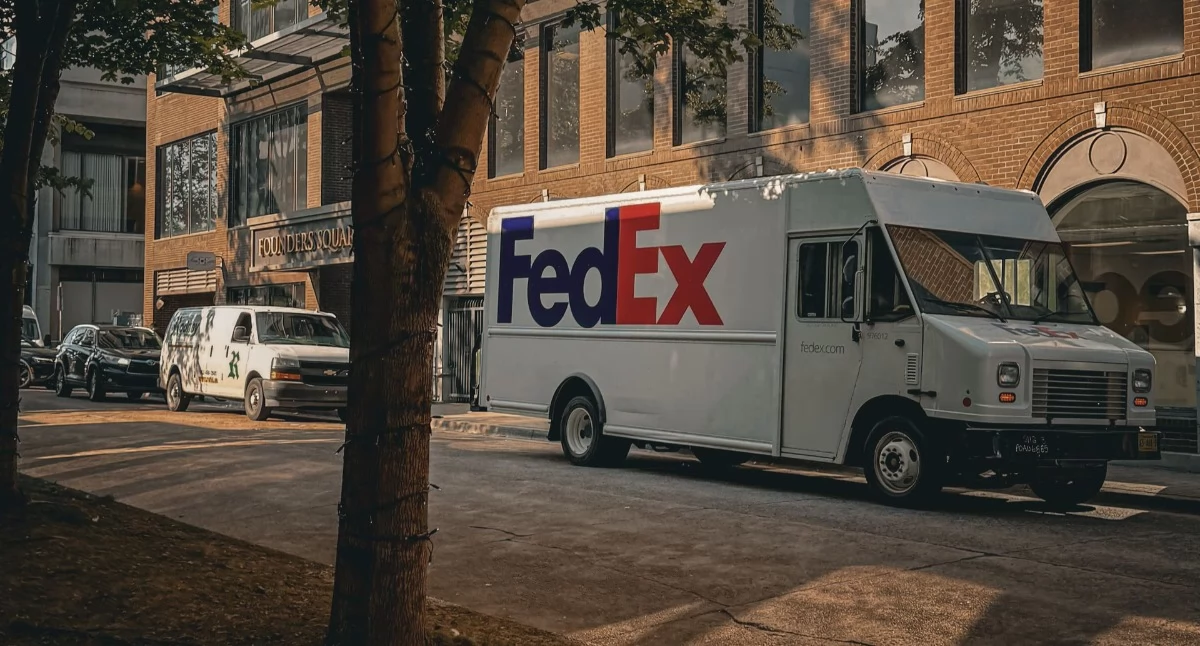 Którego kuriera paletowego wybrać? Porównanie Hellman, Ambro Express i FedEx
