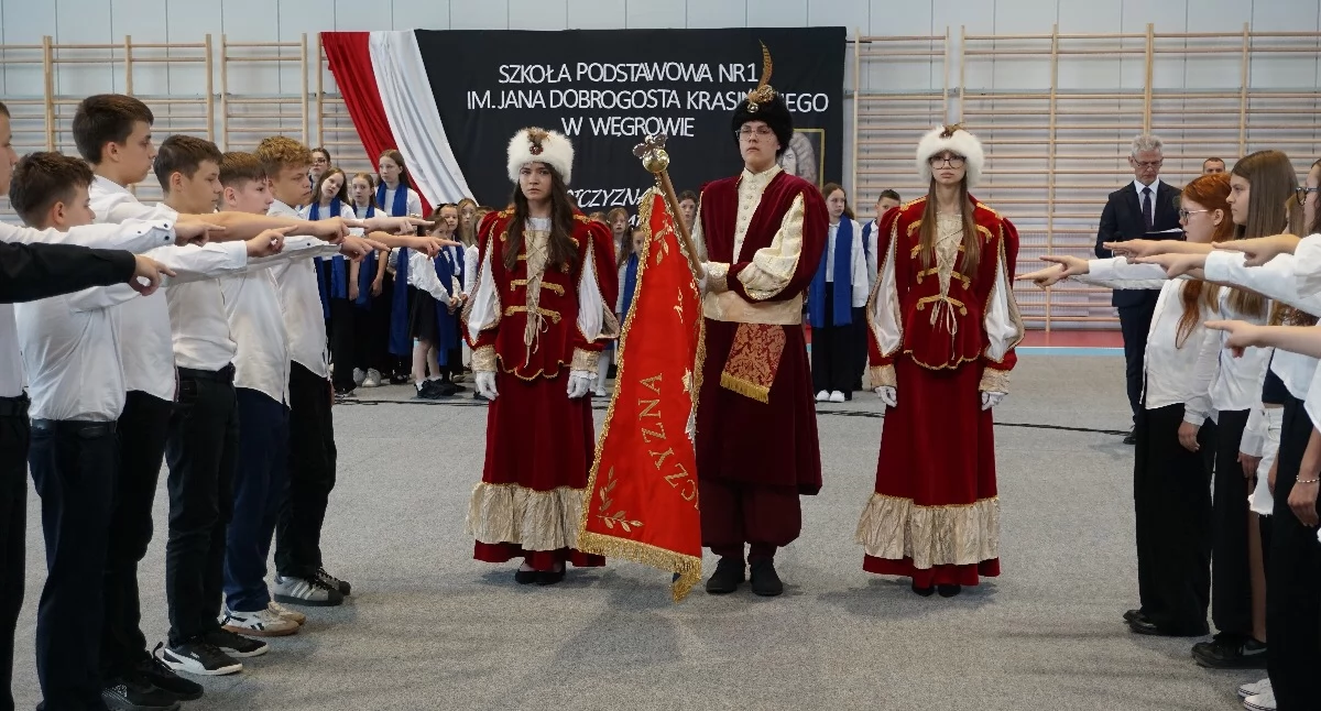 Nowy sztandar dla SP nr 1 w Węgrowie. Jedyna szkoła w Polsce, która ma takiego patrona!