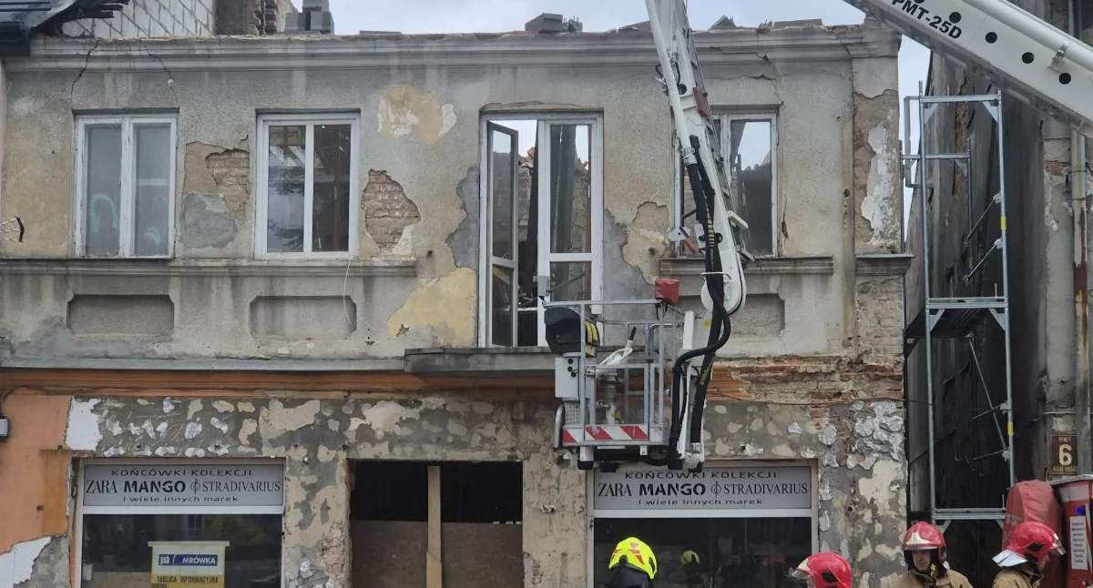 Tragedia w Łosicach. Zawalił się szczyt kamienicy