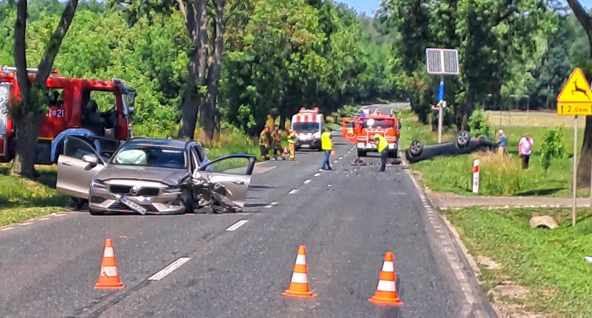 Czołowe zderzenie dwóch aut w Chodowie. Cztery osoby poszkodowane, w akcji śmigłowiec LPR