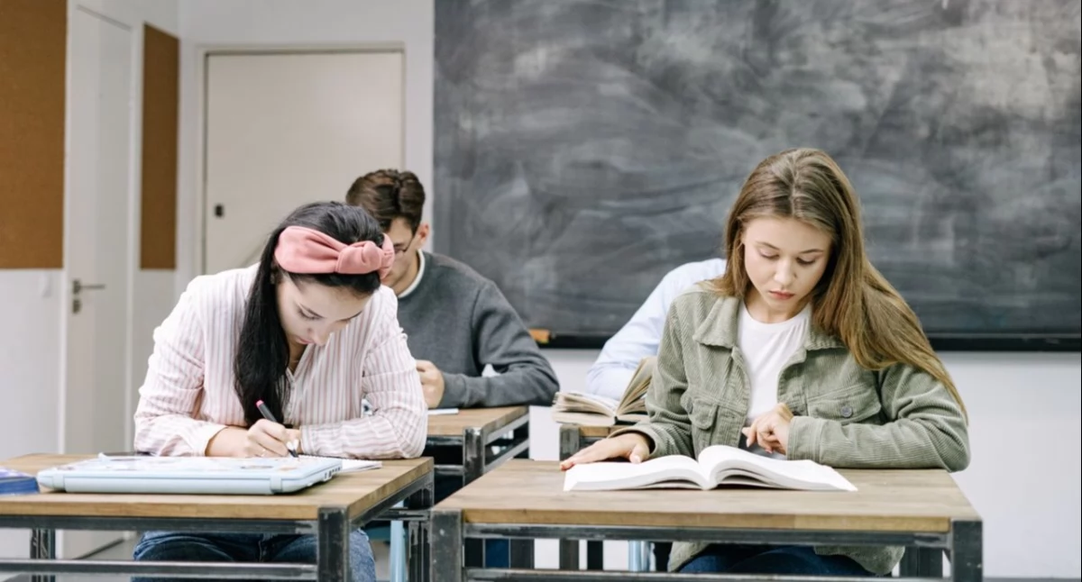 Jak skutecznie uczyć się historii w szkole średniej? Praktyczne porady dla uczniów