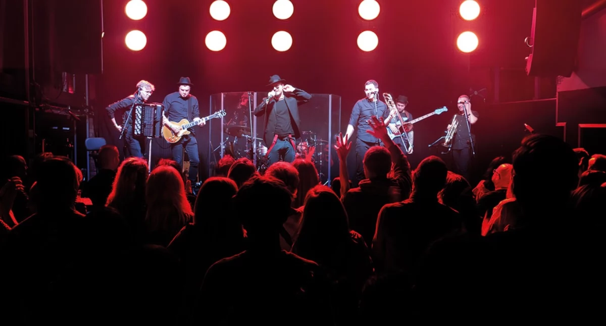 Folk-rockowe brzmienia w Parku Aleksandria oraz pod muralem. Przed publicznością zespół Mitra