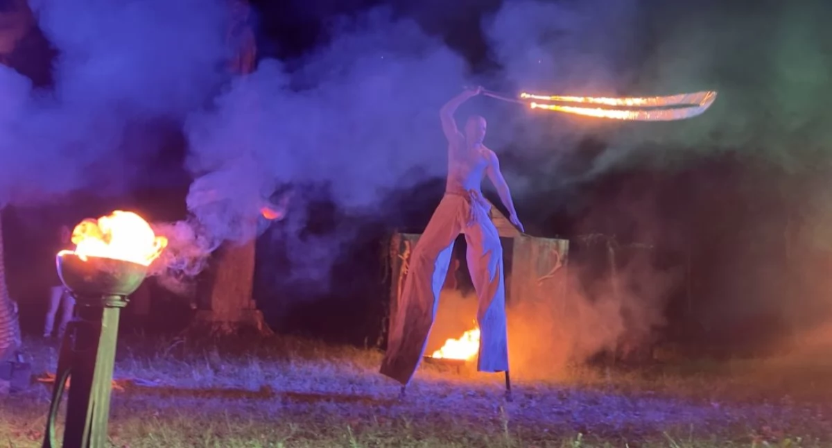Teatry uliczne w Łochowie. Festiwalowe emocje na początek Dionizji