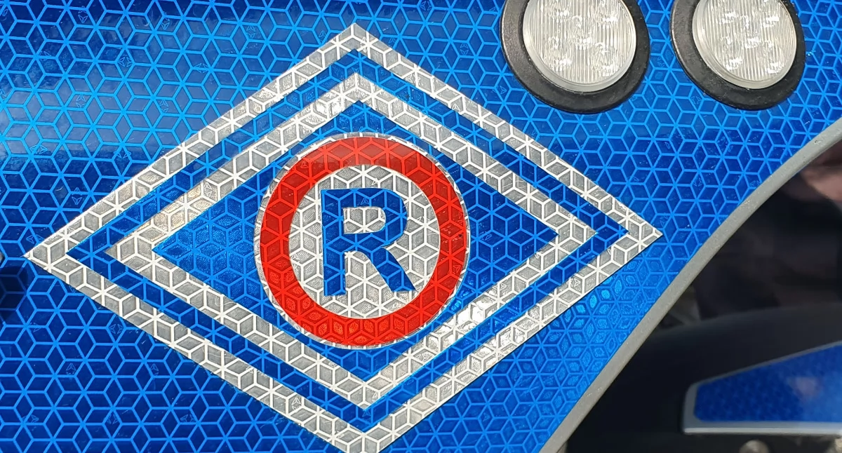 15-latek rozbił auto o drzewo. Policja sprawdza, czy przejazd nagrywał jego kolega