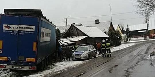 Ciężarówka uderzyła w budynek gospodarczy