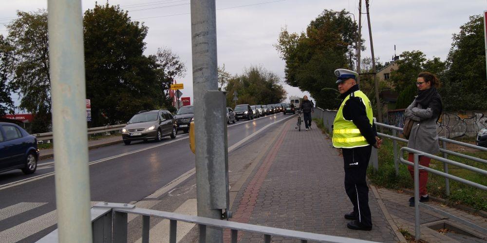 Wiadukt warszawski na świeczniku u policjantów