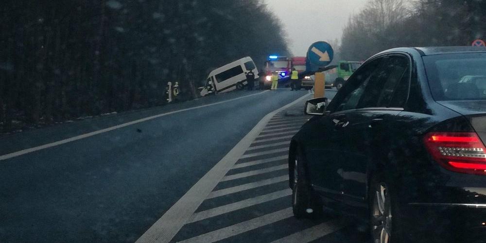 Mercedes zjechał do rowu