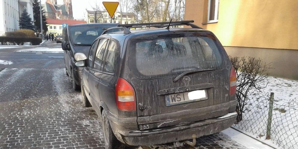Samochody na chodniki, ludzie na ulice!