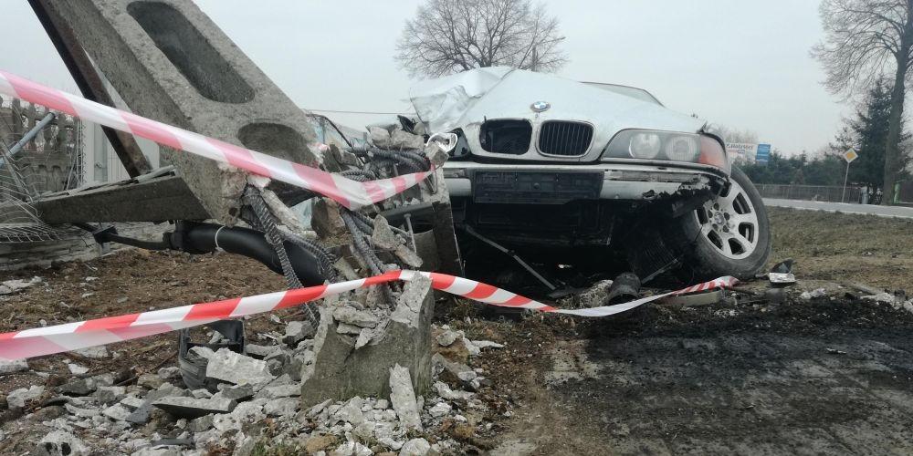 BMW uderzyło w słup