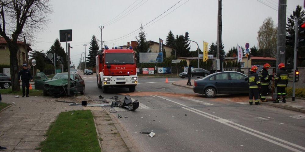 Samochody rozbite, staranowana sygnalizacja  świetlna