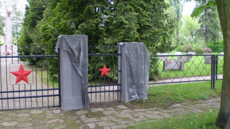 Ekologiczne skrzyżowanie połatanych tłuczniem dróg (galeria)