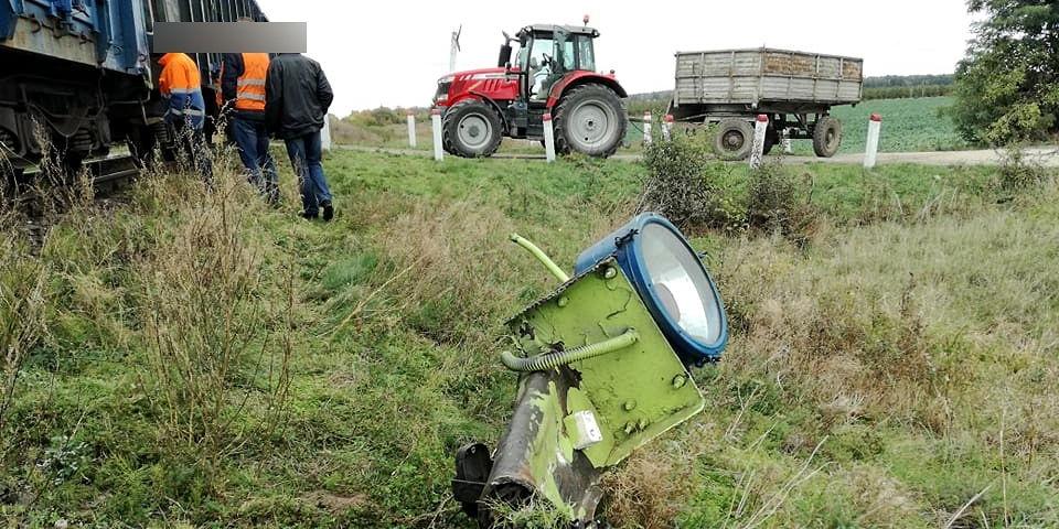 Traktor wjechał pod pociąg