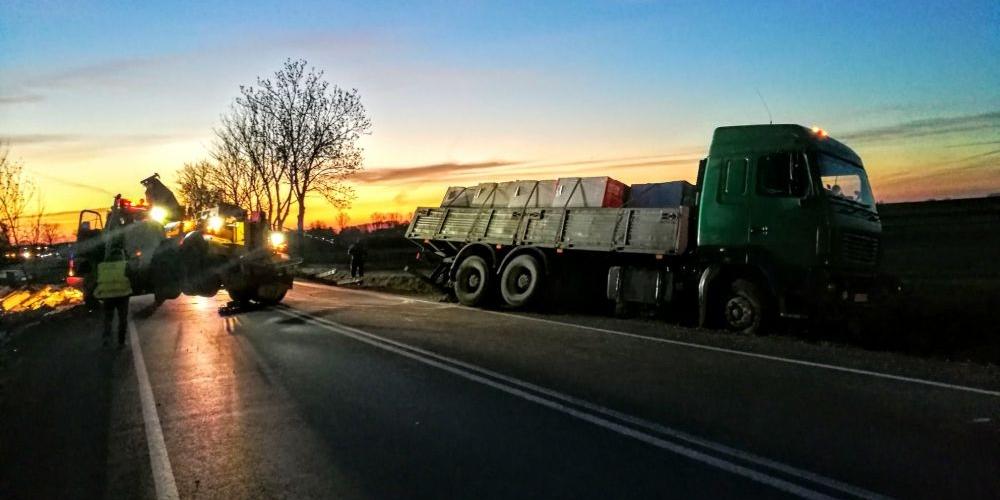 Ciężarówka w rowie