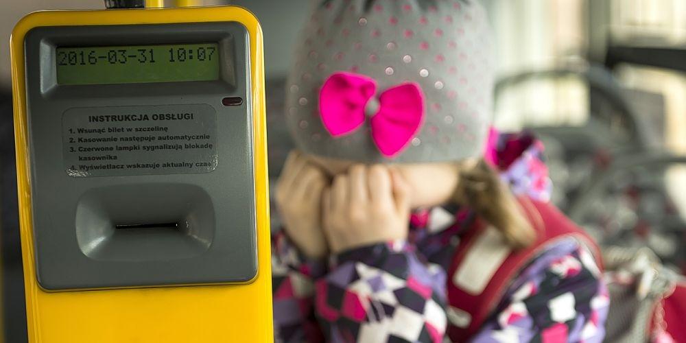 Mała dziewczynka i rewizor