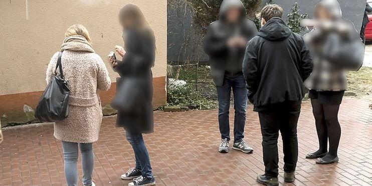  Palą, klną i śmiecą