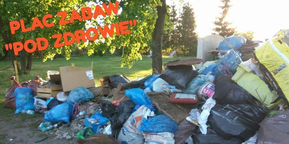 Dzieci bawią się w śmieciach