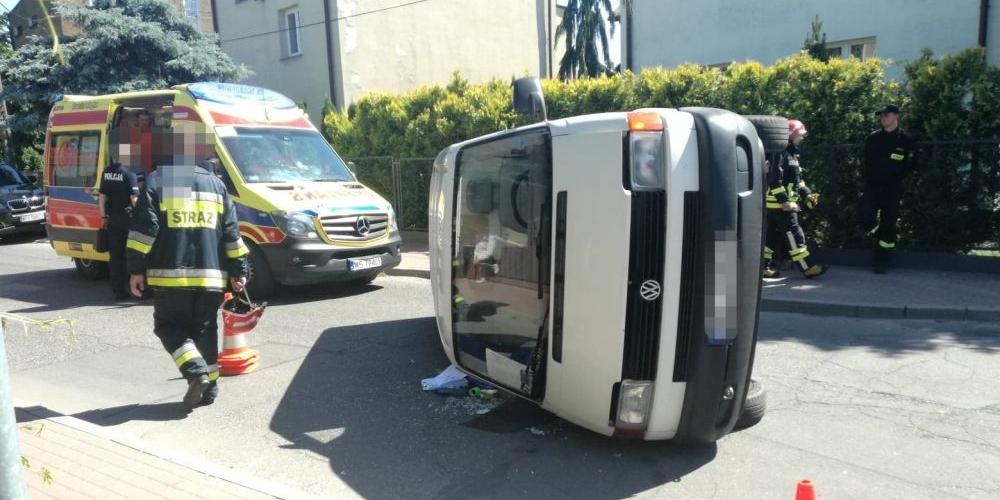 Zderzenia na Okrężnej. Bus leży na boku
