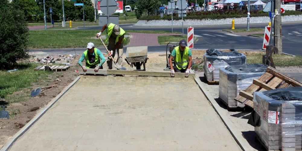 Kładą nowy chodnik. Będą miejsca parkingowe dla niepełnosprawnych!