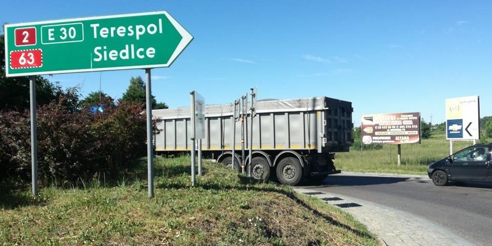Awaria ciężarówki na rondzie. Droga zablokowana!