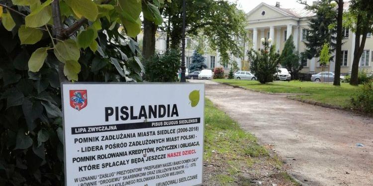 Kontrowersyjna tabliczka przed Urzędem Miasta w Siedlcach