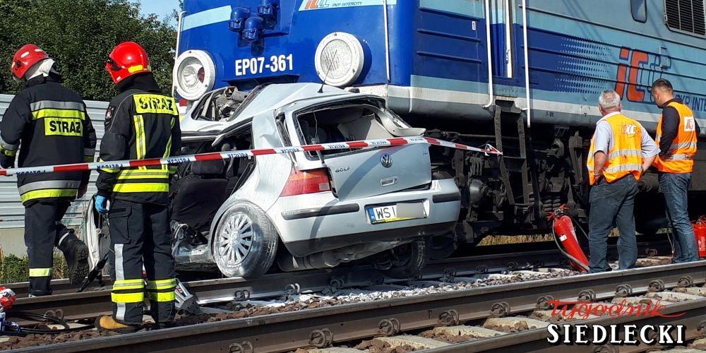 Kotuń: Samochód wjechał pod pociąg! (aktualizacja)