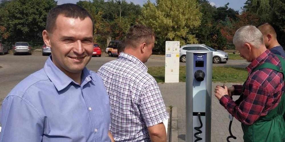 Uruchamiają stacje ładowania samochodów elektrycznych
