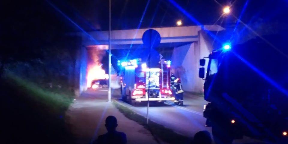 Zderzenie dwóch osobówek i pożar jednej z nich