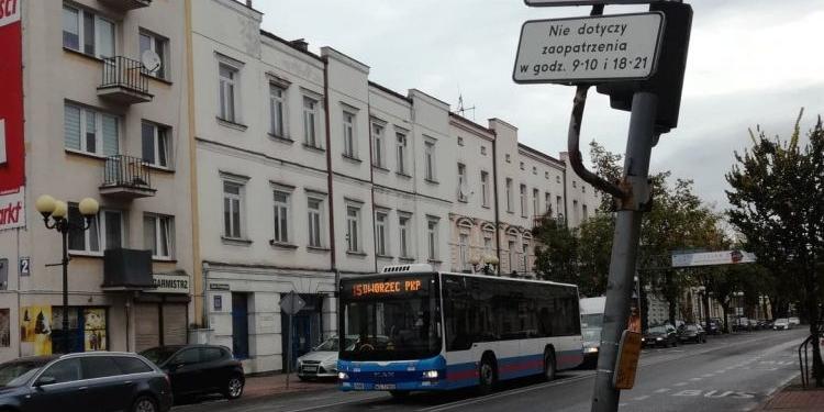 Samochód uderzył w sygnalizację świetlną (Aktualizacja)