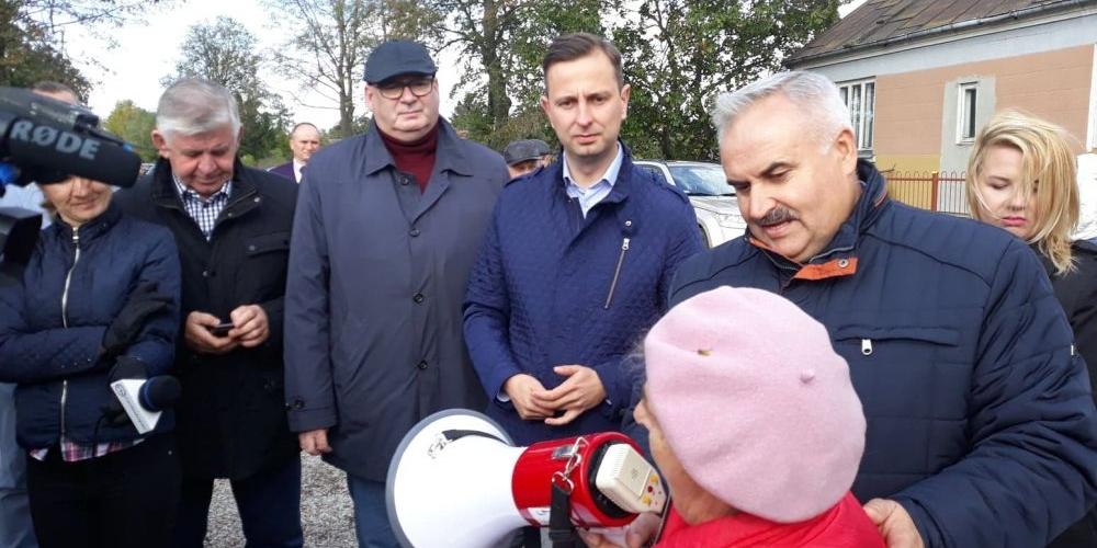 Władysław Kosiniak-Kamysz wysłuchuje skarg rolników i pszczelarzy