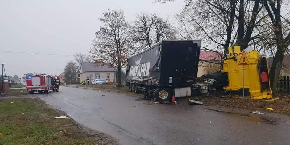 Samochód osobowy zderzył się z ciężarówką