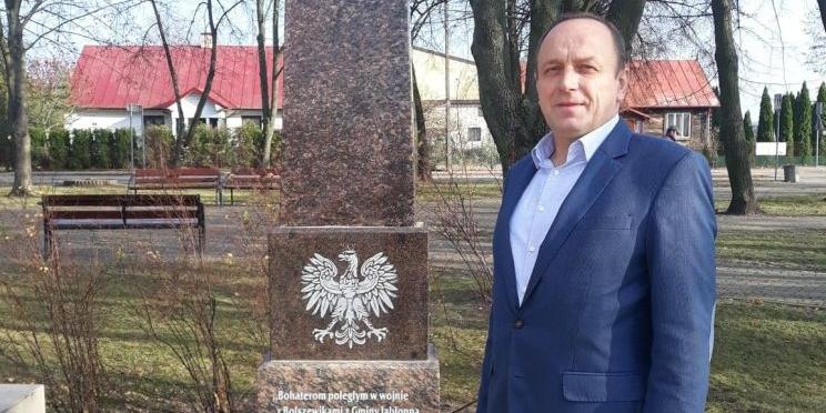 Historia pomnika z wyborami w tle