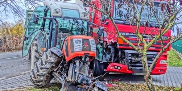 Traktor zderzył się z ciężarówką