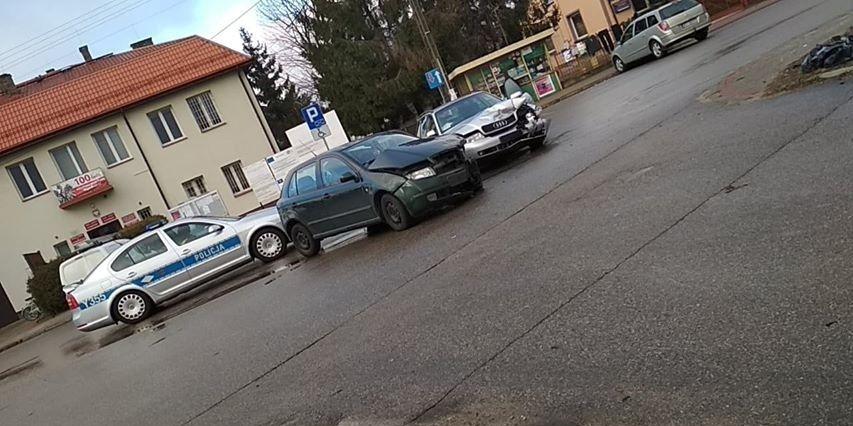 Zderzenie aut w Suchożebrach. Jedna osoba przewieziona do szpitala