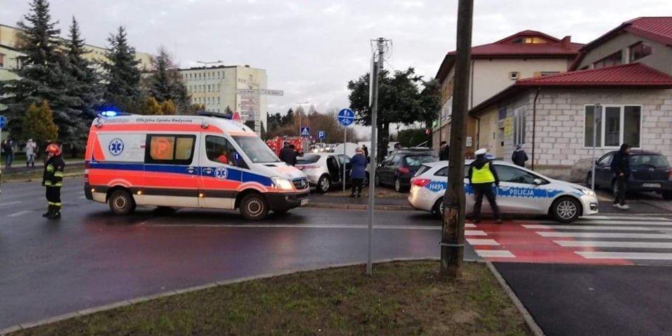 3 pojazdy uszkodzone. Kierujący przewiezieni do szpitala