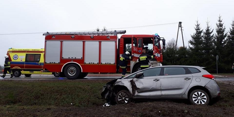 Kia w rowie. 3 osoby przewiezione do szpitala (aktualizacja)