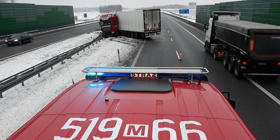 Utrudnienia na A2! Samochód ciężarowy wpadł w poślizg (Aktualizacja)