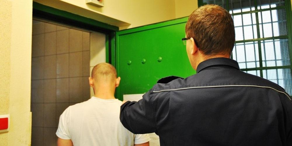 Uszkodził kasę, znieważył policjantów