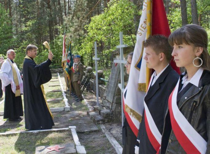 Krzyże i czerwone gwiazdy
