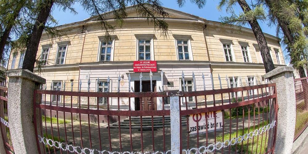 Między ruiną a wygnaniem