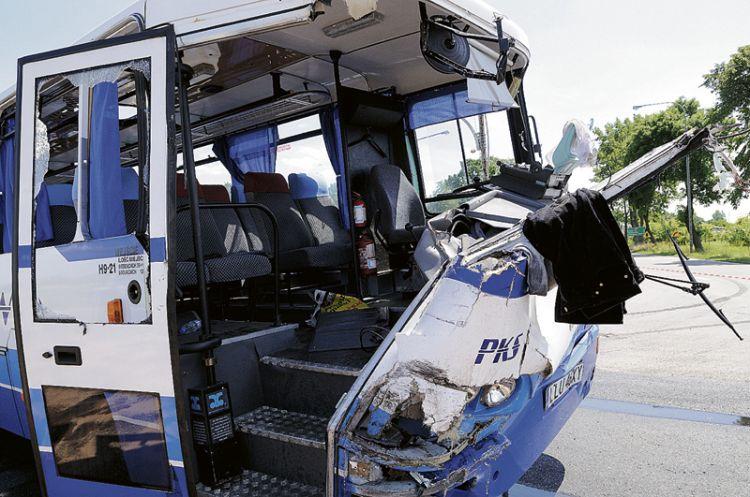 Autobusem w ciężarówkę