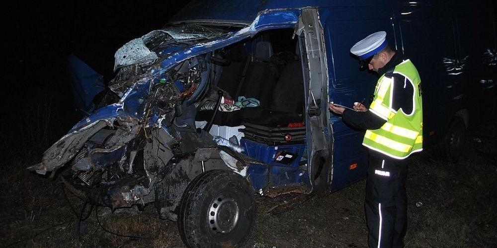 Mercedesem uderzyła w pociąg